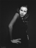 Черно-белый фотопортрет девушки-модели